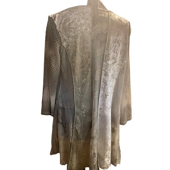 Gently used grey feather print Cardin size medium - Picture 10 of 16